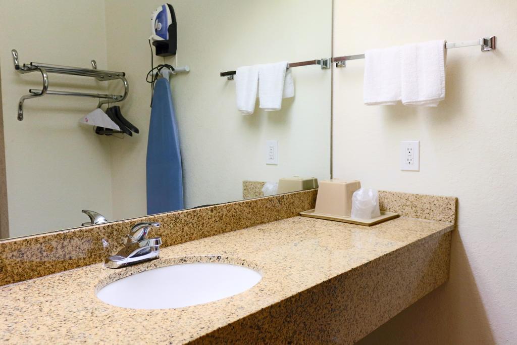 The Symphony Inn & Suites Houston Room photo