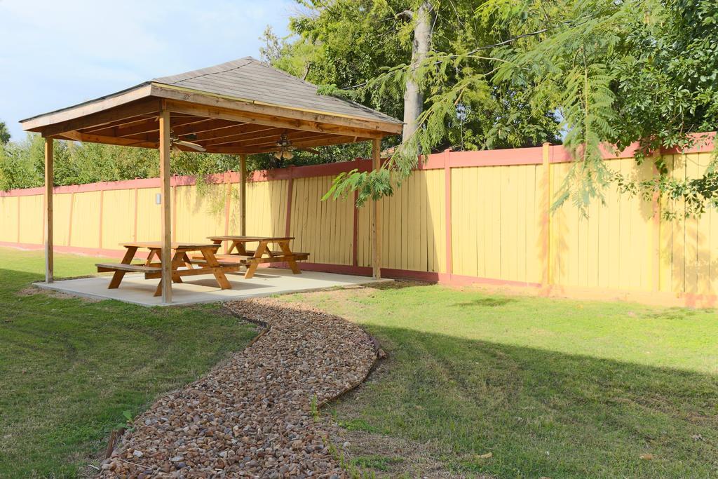 The Symphony Inn & Suites Houston Exterior photo